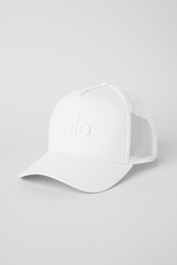 Alo Yoga | District Trucker Hat in White