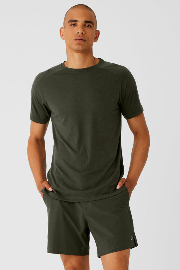 Alo Yoga | The Triumph Crew Neck T-Shirt in Stealth Green