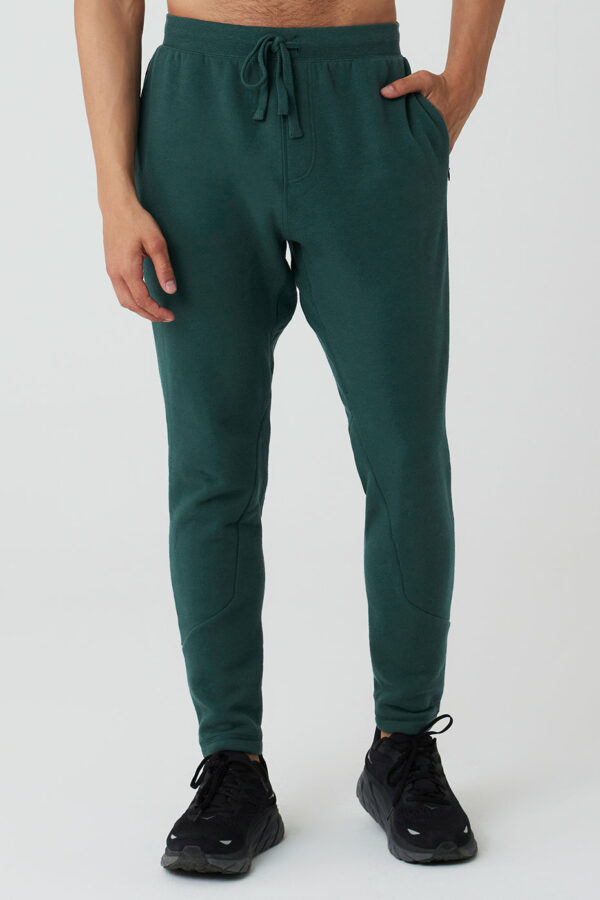 Alo Yoga | The Triumph Sweatpant in Midnight Green