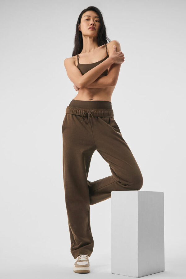 Alo Yoga | Accolade Straight Leg Sweatpant in Espresso Brown