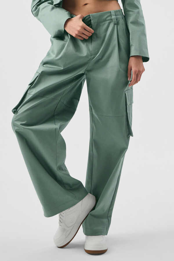 Alo Yoga | High-Waist Night Out Cargo Trouser in Botanical Green