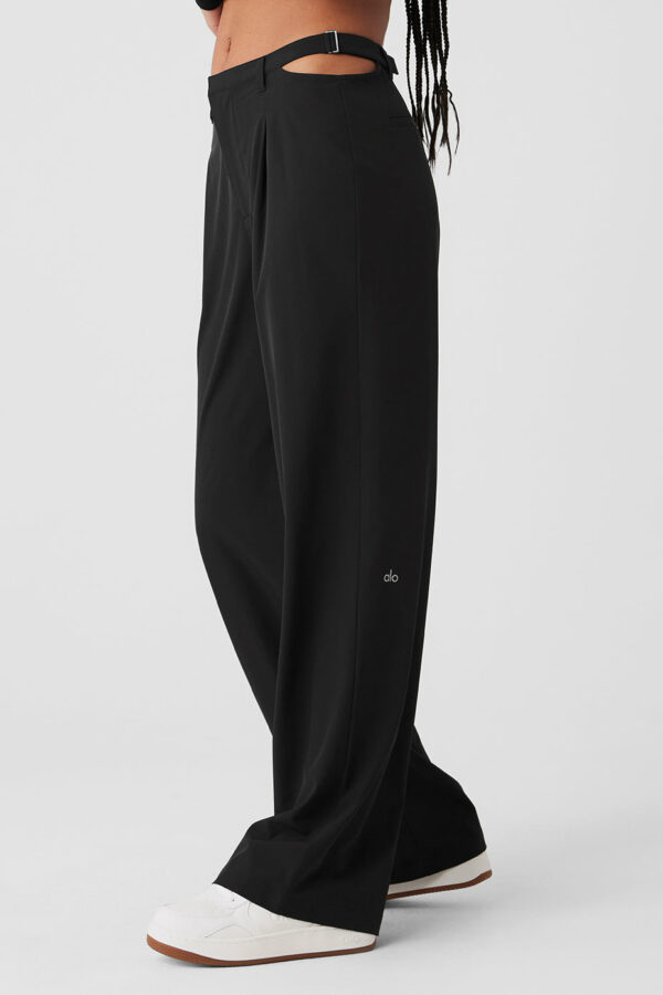 Alo Yoga | Mid-Rise Showdown Trouser in Black