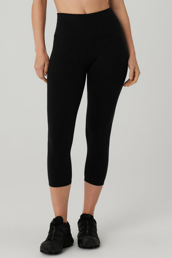 Alo Yoga | High-Waist Airbrush Capri Pants in Black